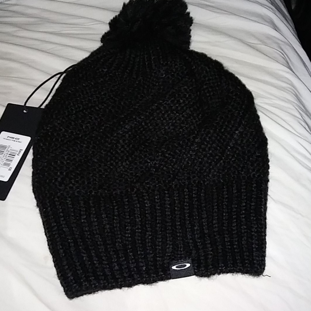 Oakley Pegasus Pompom Beanie. MSRP $35 NWT